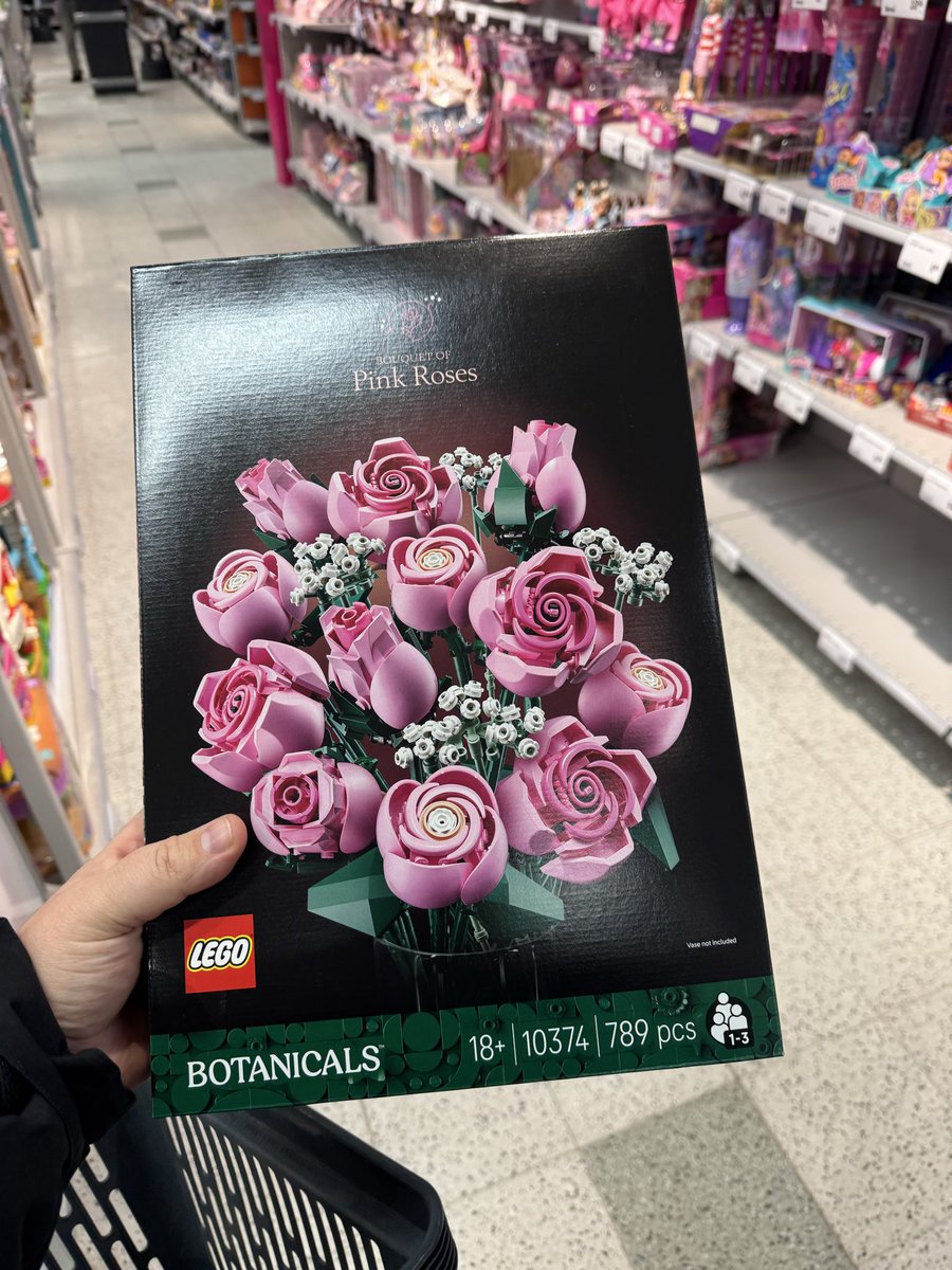 tmi_MMTO's tweet photo. A moment I feld like in the movie Jingle All the Way! Find the last one 🔥

YouTube Follow: MMTO Official

#jinglealltheway #lego #legorose #legopinkrose #finland #arnoldschwarzenegger #schwarzenegger #christmas #joulu #MerryChristmas #hyvääjoulua #mmto #mmtoofficial https://t.co/v1cmgBEthJ