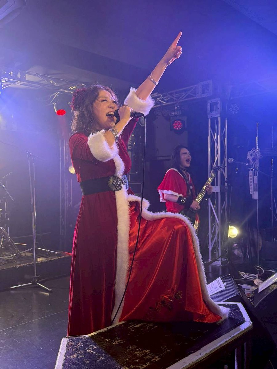 mikka_singer tweet media