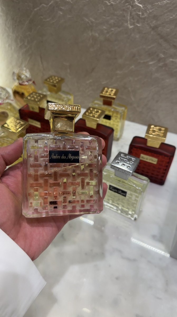 من العريقة هوبيجان Ambre des Abysses

عنبري ، أروماتك ، خشبي ، أنيق 
إفتتاحية منعشة من البرغموت وزهرة البرتقال تضفي عليه اللمسة الحمضية ، يتدرج بعدها إلى الأجواء العنبرية والعشبية ويرتكز على قاعدة فيها لمسة كريمية ..

مناسب للجنسين ، عطر يترك أثر 👌
#رابطة_عشاق_العطور