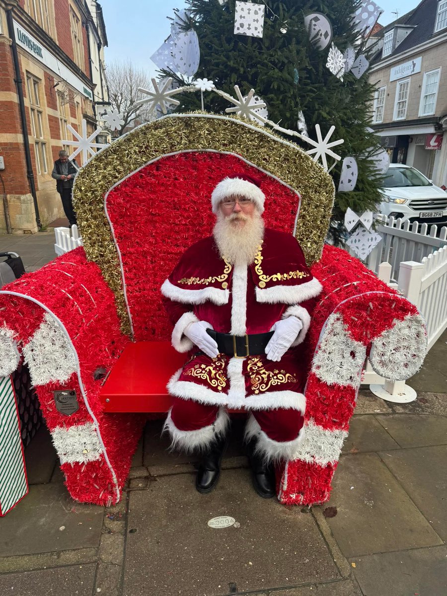 🎅🎄 Look who squeezed in a quick snap on our big Christmas Chair!
Great to see The Daventry Santa taking a short rest before a busy day — all while raising money for <a href="/NorthantsMind/">Northamptonshire Mind</a> 💙✨
Support here 👉 shorturl.at/NaLma