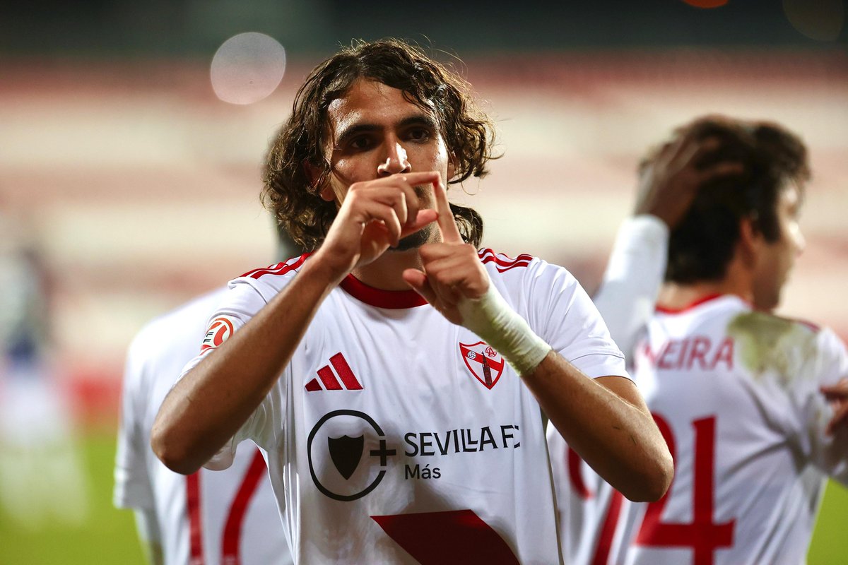 muchodeportecom's tweet photo. 🔥Nico Guillén toma impulso y se consolida como la gran promesa del #SevillaFC

⚪🔴El onubense, de 17 años, se afianza en el filial y confirma su proyección.

📲https://t.co/WeQrRAE4N7 https://t.co/PXC02LxlGg