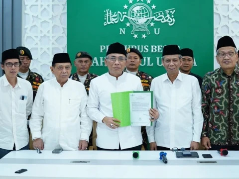 nu_online's tweet photo. Gus Yahya mengajak seluruh pengurus NU untuk menyiapkan Muktamar ke-35. Langkah tersebut sebagai jalan keluar terhormat dan konstitusional. https://t.co/y5VqVufrTs https://t.co/QYFVz63u1O