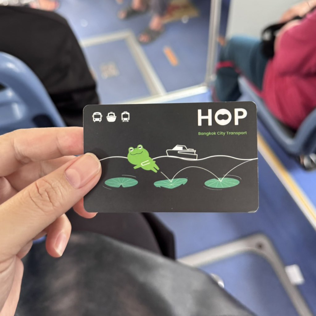 sfkkfs_'s tweet image. หลายคนยังไม่รู้ บัตร Hop Card  ขึ้นรถเมล์ไฟฟ้าเหมาๆ เปลี่ยนสายได้ทั้งวันแค่ 40 บาท ถ้ารถเมล์ไฟฟ้าต่อเรือ 50 บาท นั่งรถทั่ว กทม.อย่างคุ้ม ประหยัดเงินในการเดินทางเยอะมากกก ดูรอบรถง่ายๆผ่านแอป TSB Go Plus มีเวลาบอกด้วยว่ากี่นาทีถึง ดีใจว่ะรถเมล์ไทยทำดีไม่แพ้ใครแล้วๆๆ