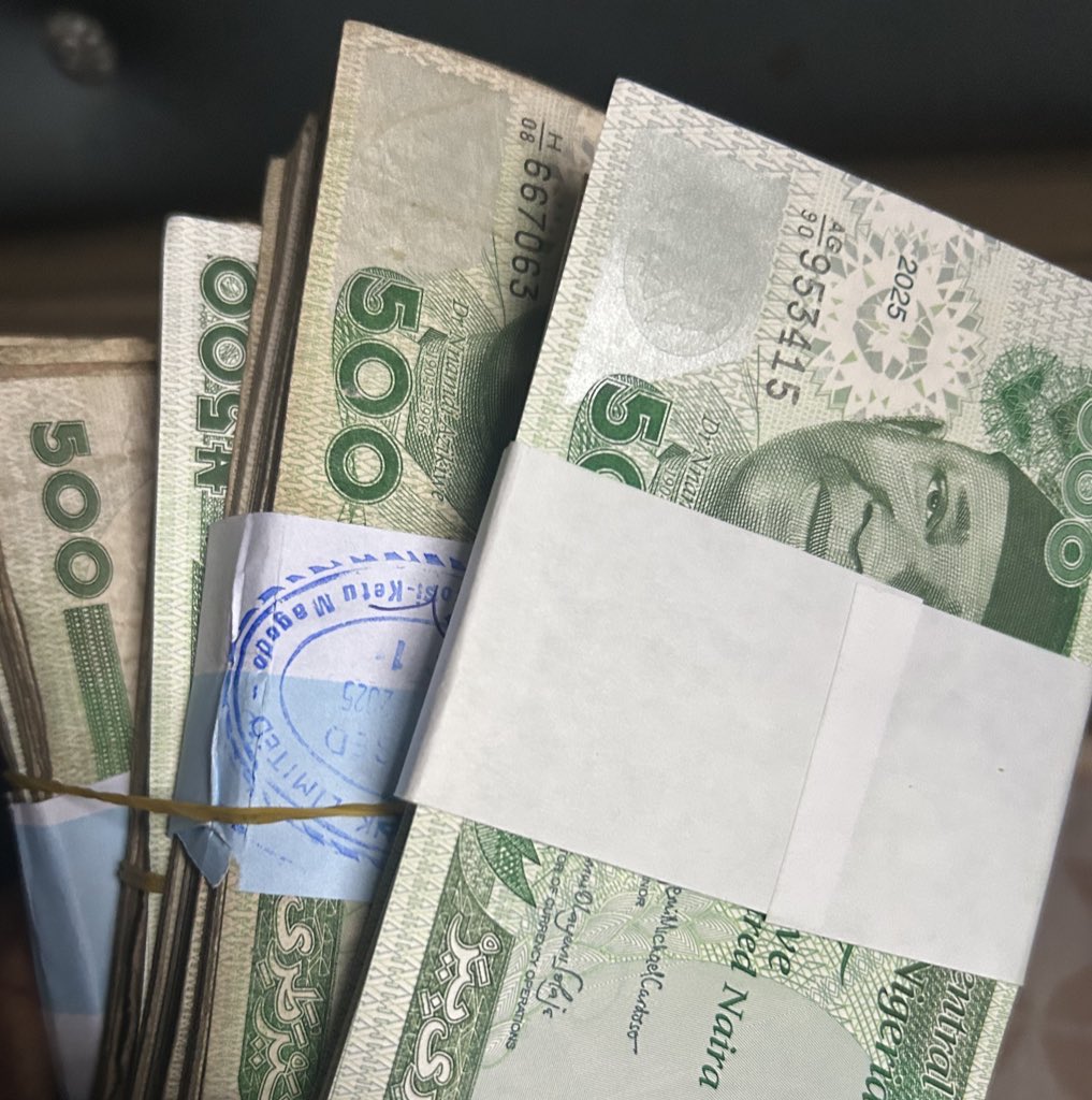 Cthatbigbros's tweet image. Tomorrow na Christmas 
Make I show love because I don too sideline my people 
Oya comment ‘Merry Christmas’ make I deliver 
Cthatbigbros Dey for you