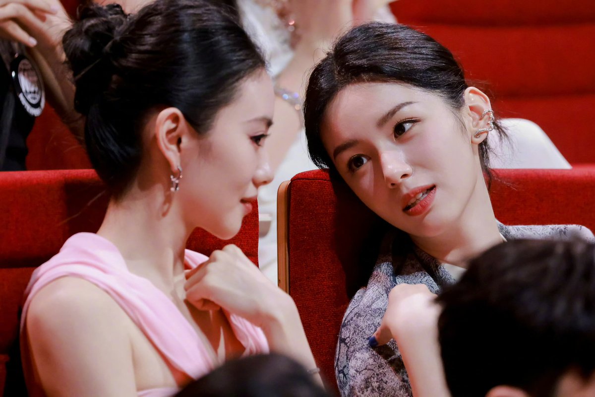 czhouye's tweet photo. zhouye always successfully found her gossip buddies whenever wherever and this is all the evidence https://t.co/IAoY9FzrxB