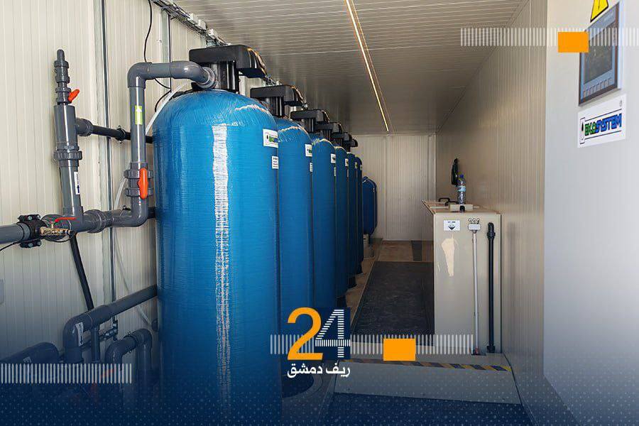 QalaatAlMudiq's tweet image. #Syria: the Czechia-funded water purification plant in Adra has been officially inaugurated.

Located  E. of #Damascus, the plan is equipped with solar panels and can purify 10 m³ per hour.

It will provide clean drinking water to approximately 10,000 residents.

The project…