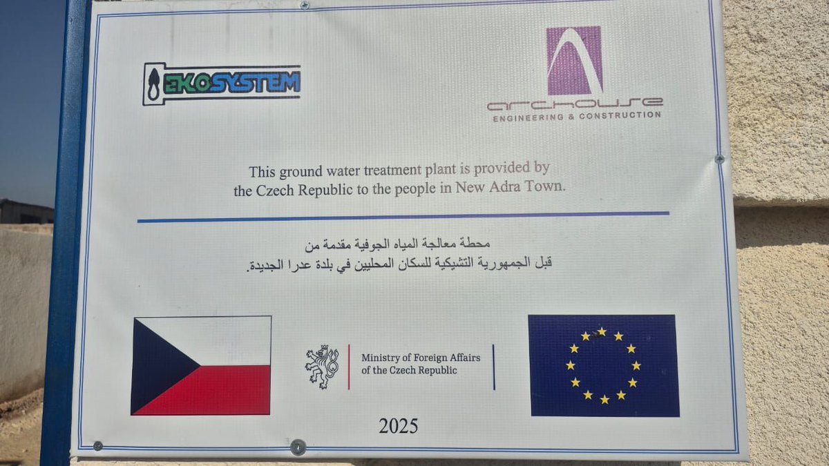 QalaatAlMudiq's tweet image. #Syria: the Czechia-funded water purification plant in Adra has been officially inaugurated.

Located  E. of #Damascus, the plan is equipped with solar panels and can purify 10 m³ per hour.

It will provide clean drinking water to approximately 10,000 residents.

The project…
