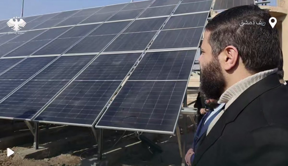 QalaatAlMudiq's tweet image. #Syria: the Czechia-funded water purification plant in Adra has been officially inaugurated.

Located  E. of #Damascus, the plan is equipped with solar panels and can purify 10 m³ per hour.

It will provide clean drinking water to approximately 10,000 residents.

The project…