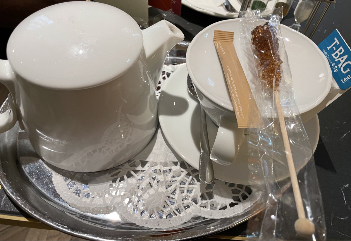 leafhappaaa's tweet image. 12年前に初めてウィーンに行った時ほとんど観光せずあんまり美味しい食事にも出会えずだったけど、唯一ホテルの向かいにあったお菓子の工場の直売所で買ったマカロンが美味しすぎて絶対にここのカフェに行くのを今回の旅の目的にしてました🥹
大好きすぎて昨日も今日も来たw
ご飯もケーキも美味しい🫶🏻