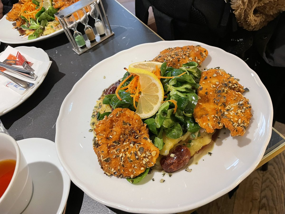 leafhappaaa's tweet image. 12年前に初めてウィーンに行った時ほとんど観光せずあんまり美味しい食事にも出会えずだったけど、唯一ホテルの向かいにあったお菓子の工場の直売所で買ったマカロンが美味しすぎて絶対にここのカフェに行くのを今回の旅の目的にしてました🥹
大好きすぎて昨日も今日も来たw
ご飯もケーキも美味しい🫶🏻