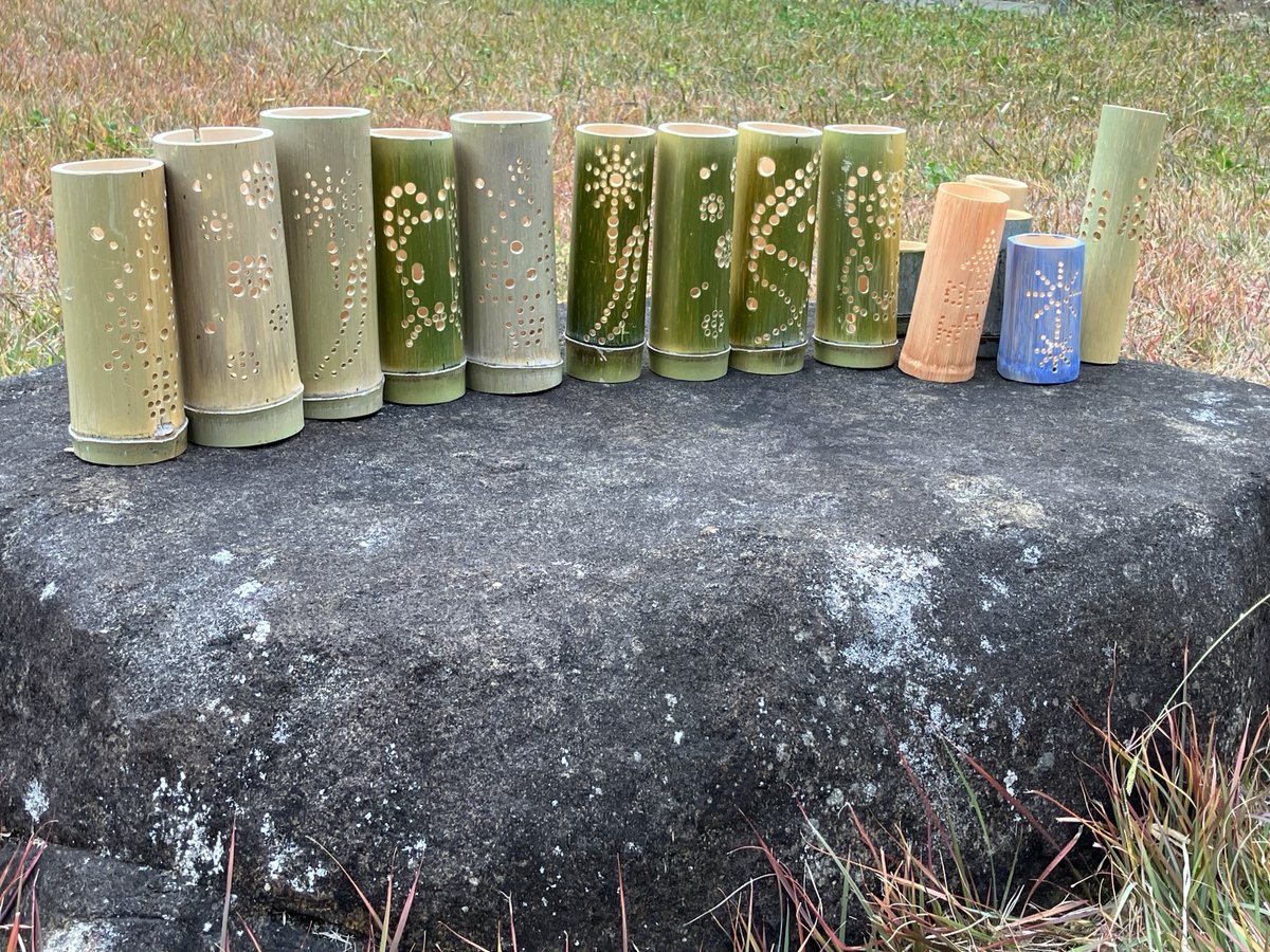 【笑顔と活気にあふれた竹林保全活動🌿】

11月29日、横浜国際プール隣接の竹林で、社員とその家族26人が竹林間伐整備ボランティアに参加しました。不要な竹を伐採し、肥料として再利用するために粉砕。さらに竹灯籠づくりにも挑戦しました！