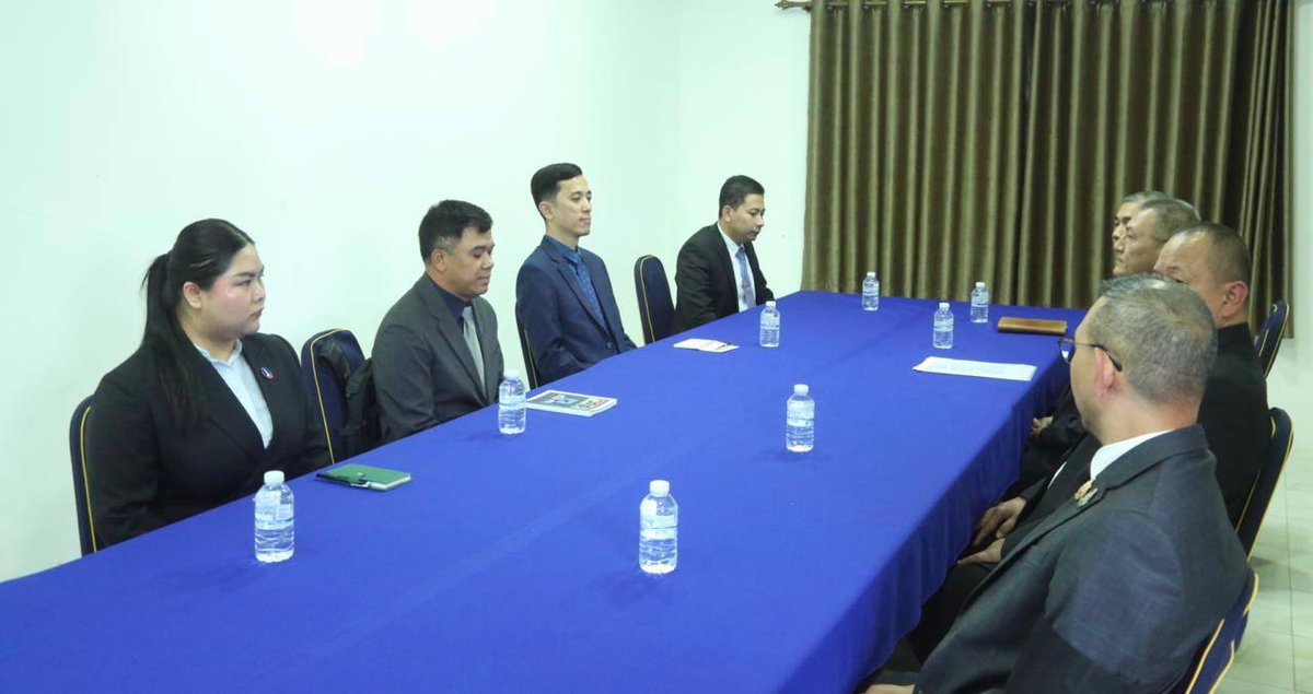 modgovkh's tweet photo. សេចក្តីប្រកាសព័ត៌មាន
លោកជំទាវ ឧត្តមសេនីយ៍ឯក ម៉ាលី សុជាតា អ្នកនាំពាក្យក្រសួងការពារជាតិ នៃព្រះរាជាណាចក្រកម្ពុជា

ក្រសួងការពារជាតិ នៃព្រះរាជាណាចក្រកម្ពុជា សូមជម្រាបជូនសាធារណជន អ្នកសារព័ត៌មានជាតិ និងអន្តរជាតិមេត្តាជ្រាបថា៖ 
កិច្ចប្រជុំក្រុមលេខាធិការដ្ឋាននៃ គណៈកម្មាធិការព្រំដែនទូទៅកម្ពុជា-ថៃ (GBC) បានចាប់ផ្តើមកិច្ចប្រជុំហើយនាវេលាម៉ោង ១៦:៣០នាទី នៅច្រកអន្តរជាតិព្រំ-ផាកកាត ខេត្តប៉ៃលិន ប្រទេសកម្ពុជា ទល់នឹងខេត្តច័ន្ទបុរី ប្រទេសថៃ។ នៅក្នុងកិច្ចប្រជុំនេះ ភាគីទាំងពីរនឹងធ្វើការពិភាក្សាលើខ្លឹមសារ និងធ្វើការផ្លាស់ប្តូរឯកសារគ្នាទៅវិញទៅមក ដើម្បីត្រៀមរៀបចំកិច្ចប្រជុំពិសេសលើកទី៣ នៃគណៈកម្មាធិការព្រំដែនទូទៅកម្ពុជា-ថៃ (GBC) ដែលនឹងប្រព្រឹត្តនៅថ្ងៃទី២៧ ខែធ្នូ ឆ្នាំ២០២៥ ខាងមុខនេះ ដើម្បីជំរុញឱ្យមានការបញ្ឈប់អរិភាព និងស្វែងរកនូវដំណោះស្រាយ ដើម្បីឱ្យមានស្ថិរភាពឡើងវិញរវាងប្រទេសទាំងពីរ ក៏ដូចជាការវិលត្រឡប់ទៅរកប្រក្រតីភាពឡើងវិញ។  គណៈប្រតិភូក្រុមលេខាធិការរបស់កម្ពុជា ដឹកនាំដោយ ឧត្តមសេនីយ៍ទោ ញ៉ែម បូរ៉ាដែន ប្រធានក្រុមលេខាធិការ (GBC) កម្ពុជា និងគណៈប្រតិភូក្រុមលេខាធិការរបស់ថៃ ដឹកនាំដោយ នាយឧត្តមសេនីយ៍ ណាត់ថាផុង ប្រាវកែវ ប្រធានក្រុមលេខាធិការ (GBC ) ថៃ។ 

សូមគូសបញ្ជាក់ផងដែរថា កិច្ចប្រជុំក្រុមលេខាធិការដ្ឋាននៃ គណៈកម្មាធិការព្រំដែនទូទៅកម្ពុជា-ថៃ (GBC) នឹងប្រព្រឹត្តទៅចាប់ពីថ្ងៃទី២៤ ដល់ថ្ងៃទី២៦ ខែធ្នូ ឆ្នាំ២០២៥ ក្រោមការសង្កេតការណ៍ពីក្រុមអ្នកសង្កេតការណ៍អាស៊ាន (AOT) របស់កម្ពុជា និងថៃ។

អាស្រ័យដូចបានជម្រាបជូនខាងលើ សូមសាធារណជន អ្នកសារព័ត៌មានជាតិ និងអន្តរជាតិជ្រាបជាព័ត៌មាន។

ថ្ងៃទី២៤ ខែធ្នូ ឆ្នាំ២០២៥ - ខេត្តប៉ៃលិន, ព្រះរាជាណាចក្រកម្ពុជា

Press Release
Unofficial Translation

H.E. Lieutenant General Maly Socheata, the Spokeswoman of the Ministry of National Defence of the Kingdom of Cambodia wishes to inform the public, both domestic and international media outlets, of the following: 

The General Border Committee (GBC) Secretariat Meeting has commenced this afternoon at 16:30 hours, Prom - Pak Kard Permanent Border Checkpoint, between Pailin Province, Cambodia and Chanthaburi Province, Thailand. In this meeting, both parties will discuss and exchange documents to prepare for the upcoming 3rd Special GBC meeting, which is scheduled to be held on December 27, 2025, in order to ensure the cessation of hostilities and find solutions to restore stability between the two countries, as well as to facilitate a swift return to normalcy. The Cambodian delegation was led by Major General Nhem Boraden, Chief of the Cambodian General Border Committee (GBC) Secretariat. The Thai delegation was led by General Nuttapong Praokaew, Chief of the Thai General Border Committee (GBC) Secretariat.

It is also worth noting that the GBC Secretariat meeting is scheduled from December 24 to 26, 2025, under the observership of the ASEAN Observer Team (AOT) of Cambodia and Thailand.

December 24, 2025, Pailin, Cambodia.

#CambodiaNeedsPeace #JusticeForCambodia #ThailandInvadedCambodia
#ក្រសួងការពារជាតិ  #កម្ពុជា​  #សន្តិភាពនៅកម្ពុជា  #យើងជឿជាក់លើរាជរដ្ឋាភិបាលនិងសមត្ថភាពកងទ័ពរបស់យើង #វីរកងទ័ពជួរមុខ​ #កងទ័ពកម្ពុជា
#CambodiaDefenceNotInvade #CivilianAreNotATarge
#Cambodia #modgovkh #Peaceincambodia 
#ThailandViolatestheceasefire #ThailandStartedTheWar   #WorldNews