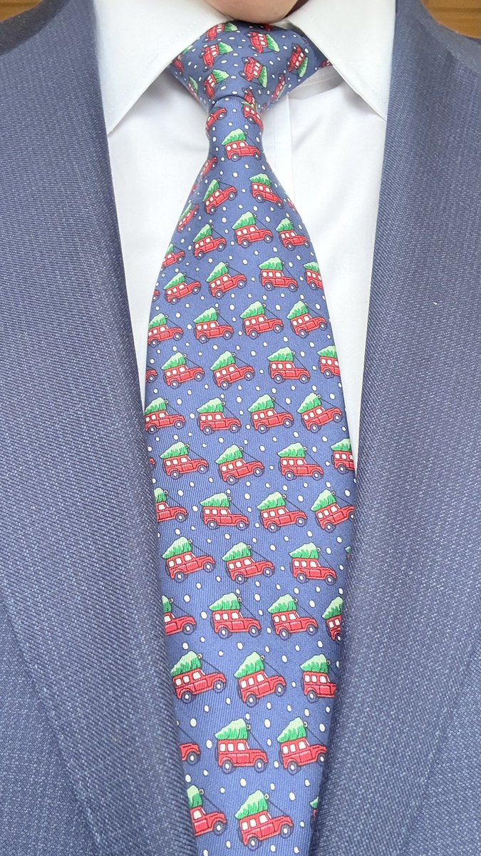 AdriaanBartels's tweet photo. Getting all festive. #threewordtweet @CashelPalace #tieselfie https://t.co/gFm8G34gmI