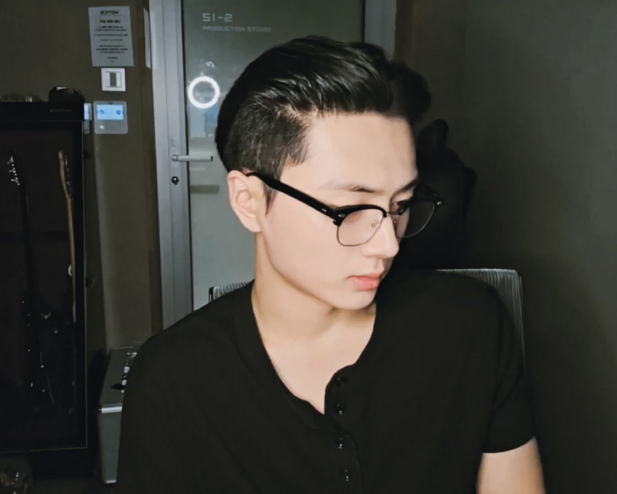 fluffypxn's tweet photo. หล่ออะ😭 https://t.co/QdJDyliBNr