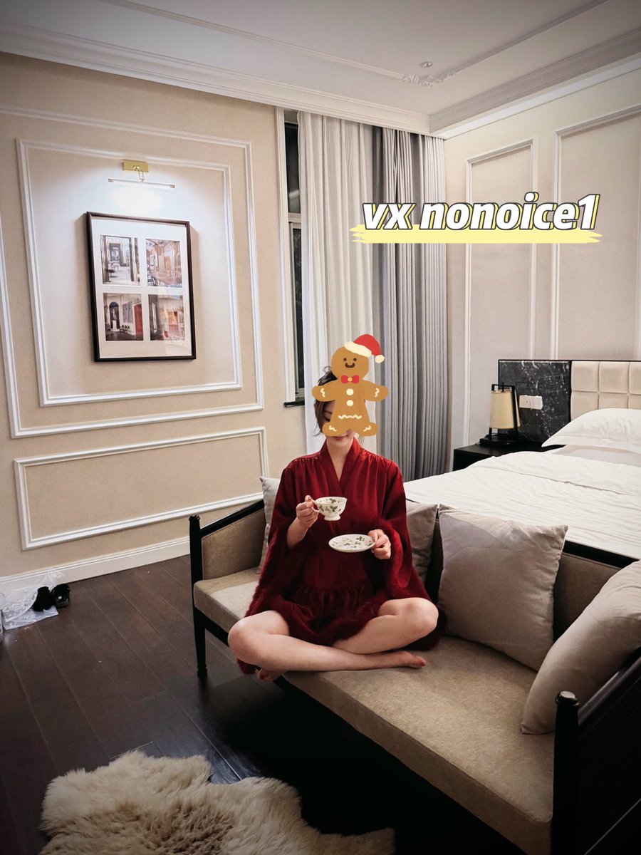 nonoice11's tweet photo. 今天Look
✈️感谢调度给我一个不飞的夜晚
虽然是在异国他乡
🎄Merry Christmas folks～good vibes，great company，&amp;all the little joys🎁 https://t.co/Qidv7o1bAG