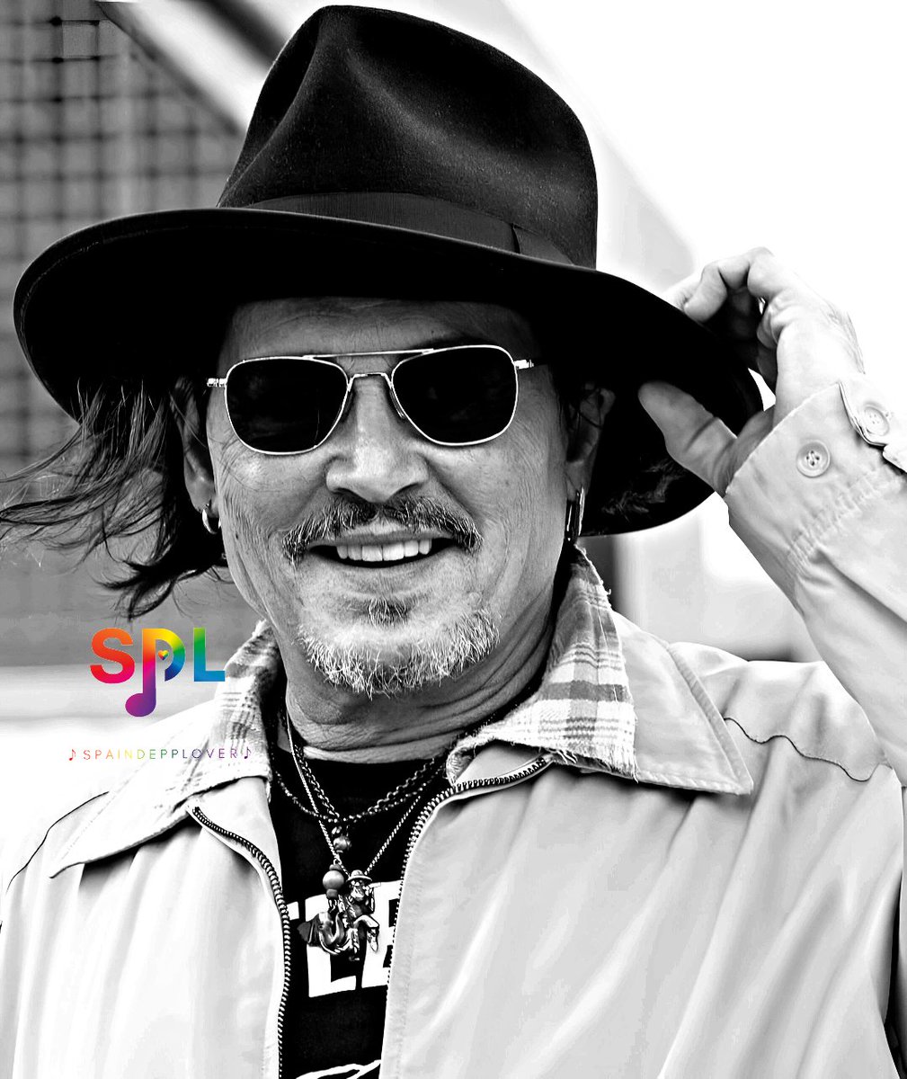 SpainDeppLover's tweet photo. Merry Christmas to those who dare to be themselves!
♪♪♪
 ¡Feliz Navidad a quienes se atreven a ser ellos mismos!
♪♪♪
#johnnydeppedit #johnnydepp #johnnydeppfans
Thanks to every one!! https://t.co/vyGdYDpJ15