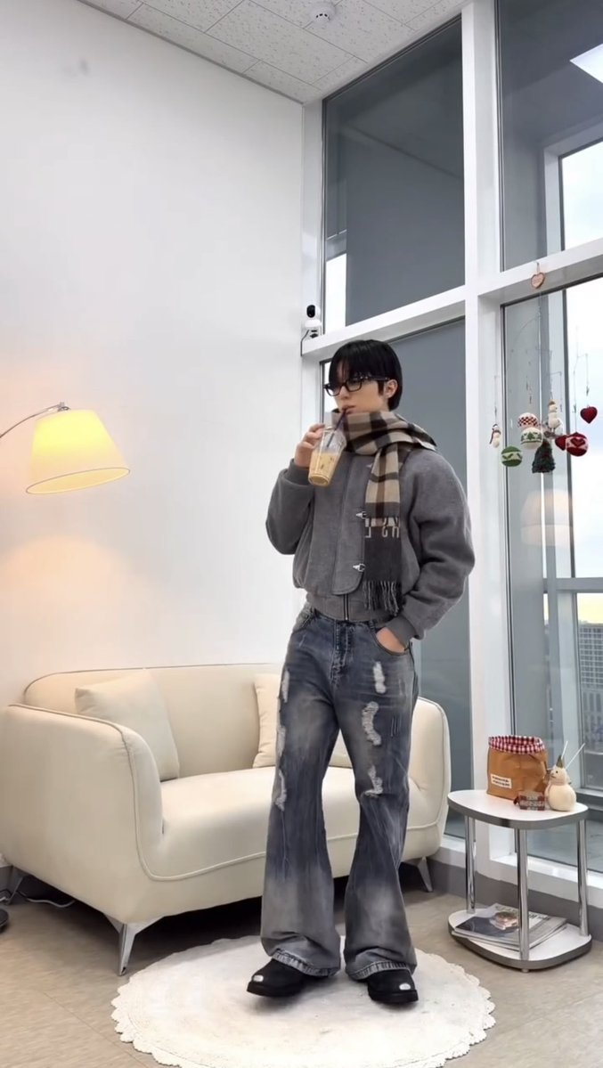 오또연이다🙈🤍
아웃핏영상에 연유라떼 조합 너무 좋음!!