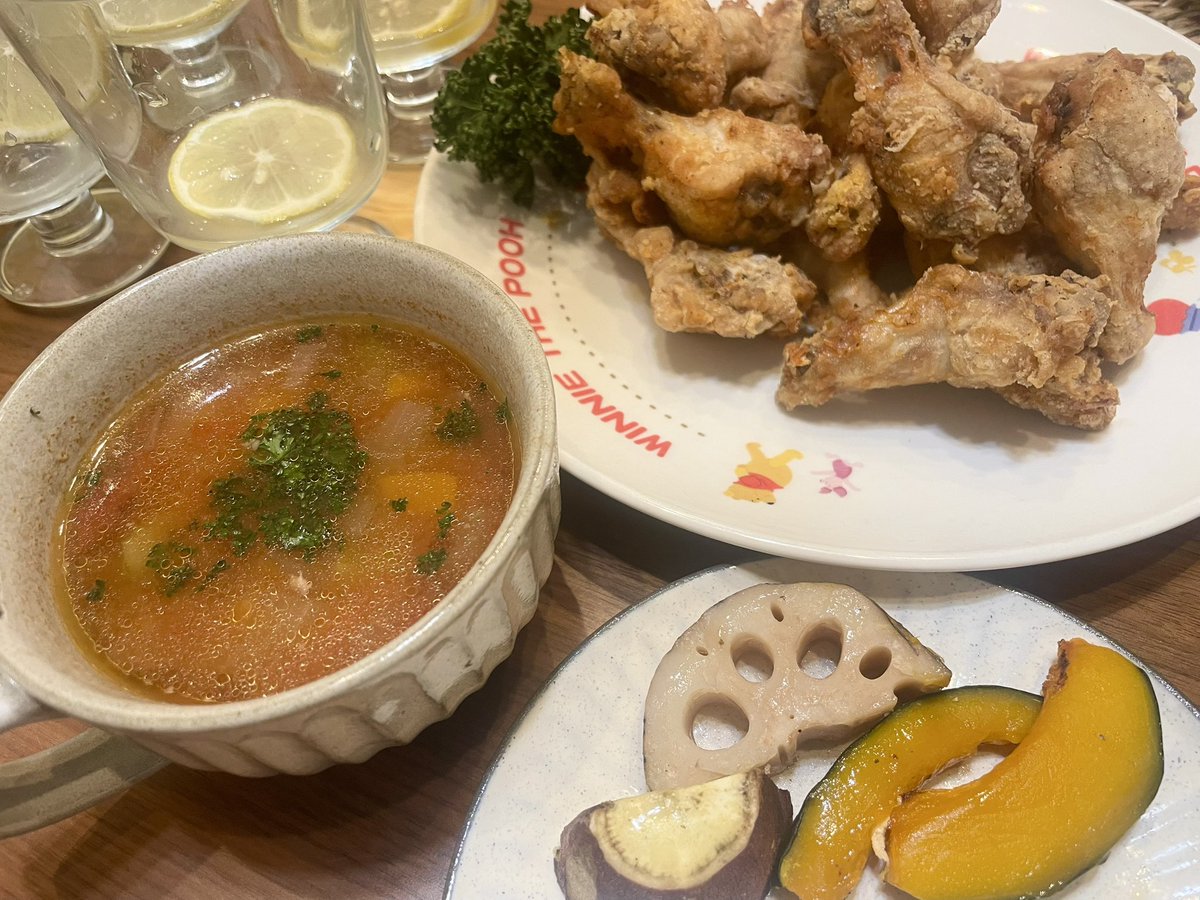 gohanhime's tweet photo. ばんごはーん

・手羽元フライドチキン（ノンフライ）
・ミネストローネ
・焼き野菜
・炭酸レモン

メリークリスマス！
#クローン病 #IBD #四毒抜き https://t.co/Q5AnQ2REM4