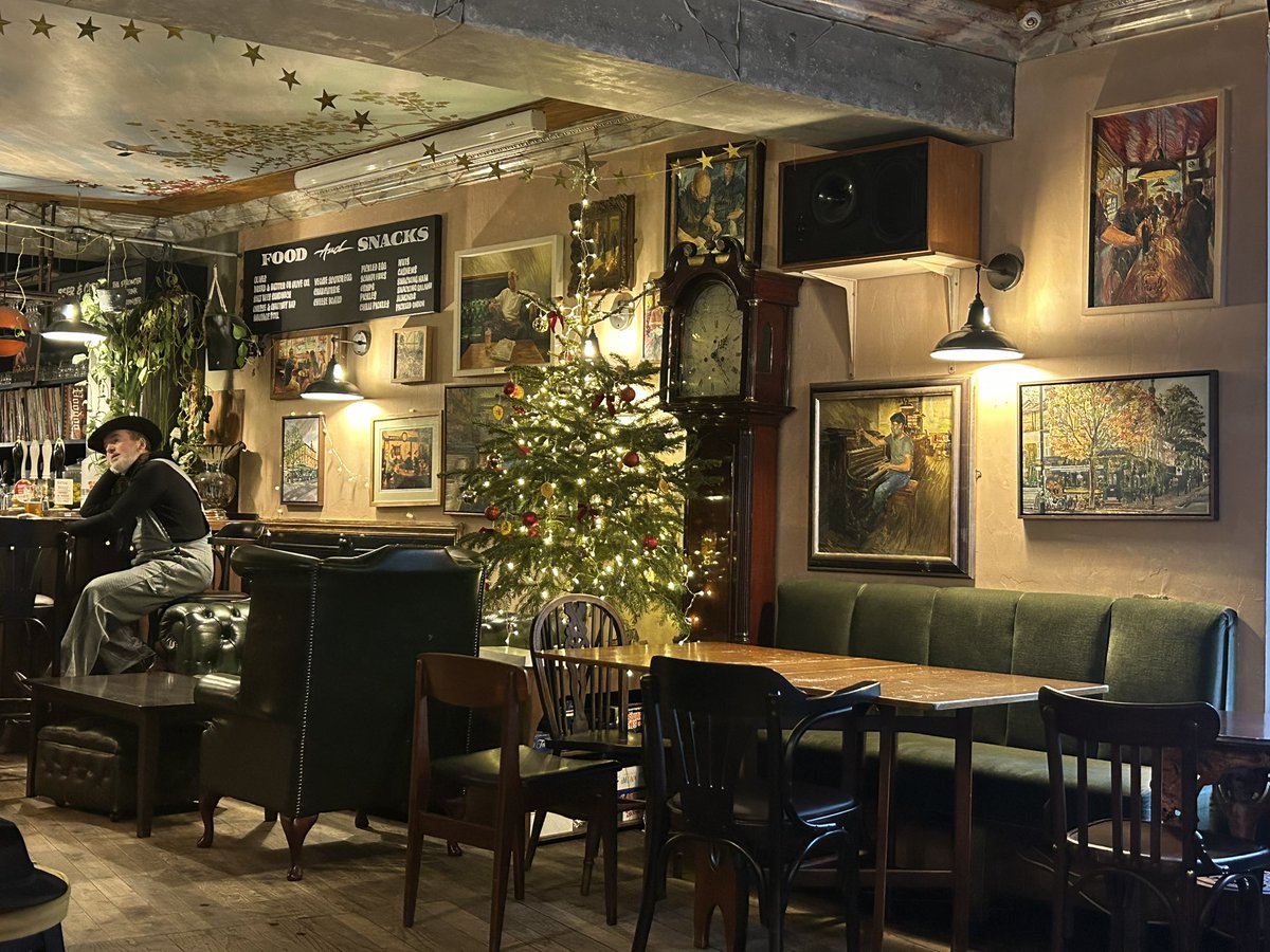 PubsSaving's tweet photo. Christmas at The Robin, Crouch Hill. Open on Christmas Day 12pm-3pm. One of the best pubs around. ❤️ 🍻 My favourite pub Christmas tree! 🎄#christmas #pubs #londonpubs #crouchhill #stroudgreen #favouritepubs #caskale #realcider https://t.co/qvaaqiU68v