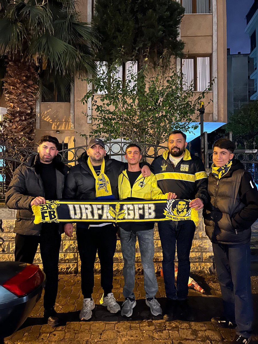 BUGÜN ZAFER BİZE GELMEMİŞSE DE, YARIN Kİ KAVGADA YİNE BİZ VARIZ !

Fenerbahçemizi bjk karşısında yalnız bırakmadık.

#Gençfenerbahçeliler