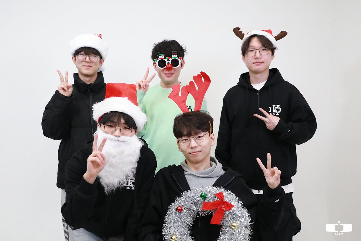 DplusKia's tweet photo. 팬 여러분, 따뜻하고 즐거운 크리스마스 보내세요!🤶🎅
Hope all our fans have a warm and wonderful Christmas! 🤶🎅

#DplusKia #DKWIN #MerryChristmas https://t.co/5ZMV63ZtZq