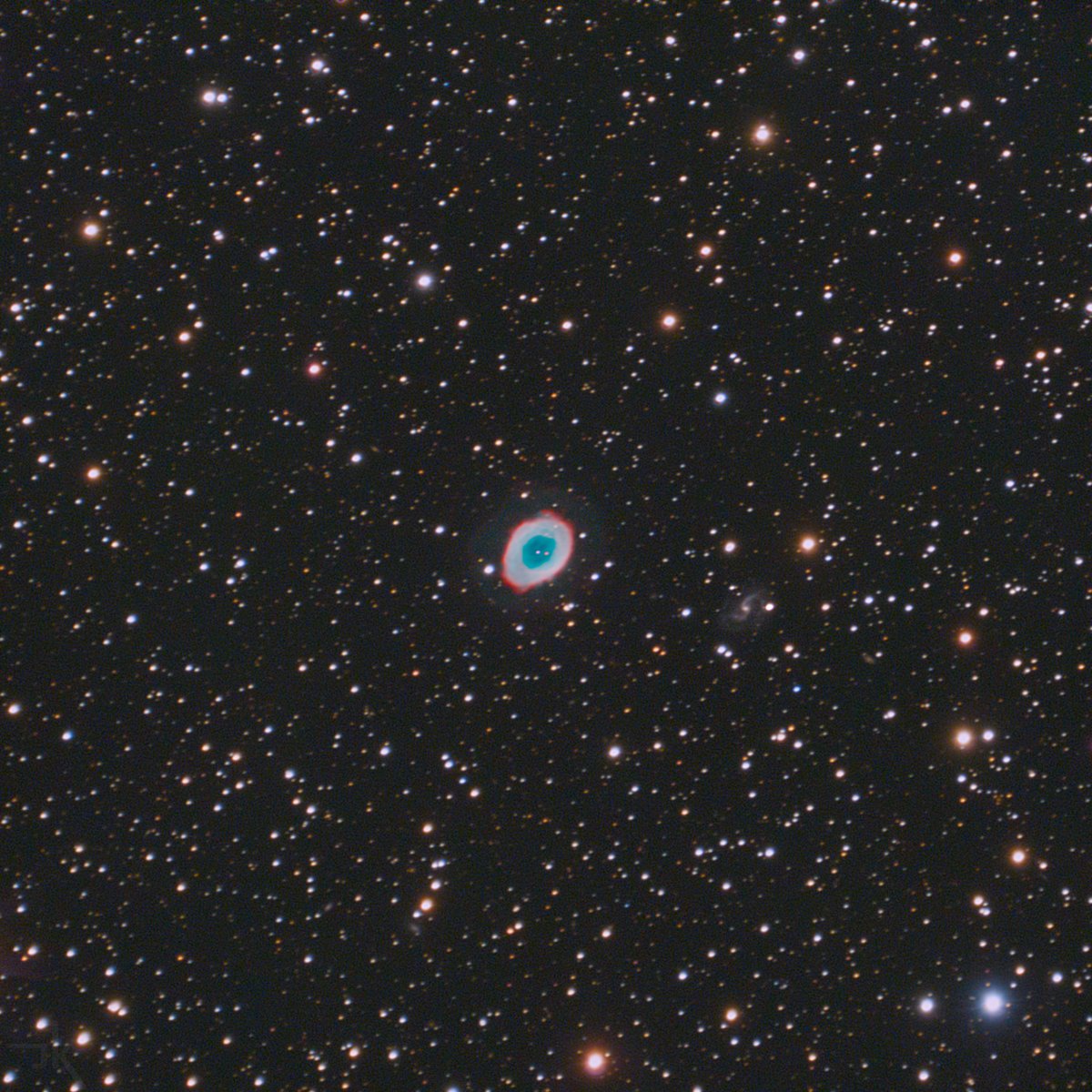 🎄 Bonnes fêtes à tous !

La nébuleuse de la Lyre, très colorée, montre avec des anneaux concentriques de couleurs différentes. Avec toutes ces teintes, c'est un peu une sorte de guirlande de Noël cosmique ! 😅

#photo #astronomie #nébuleuse #espace #astrophotographie #science