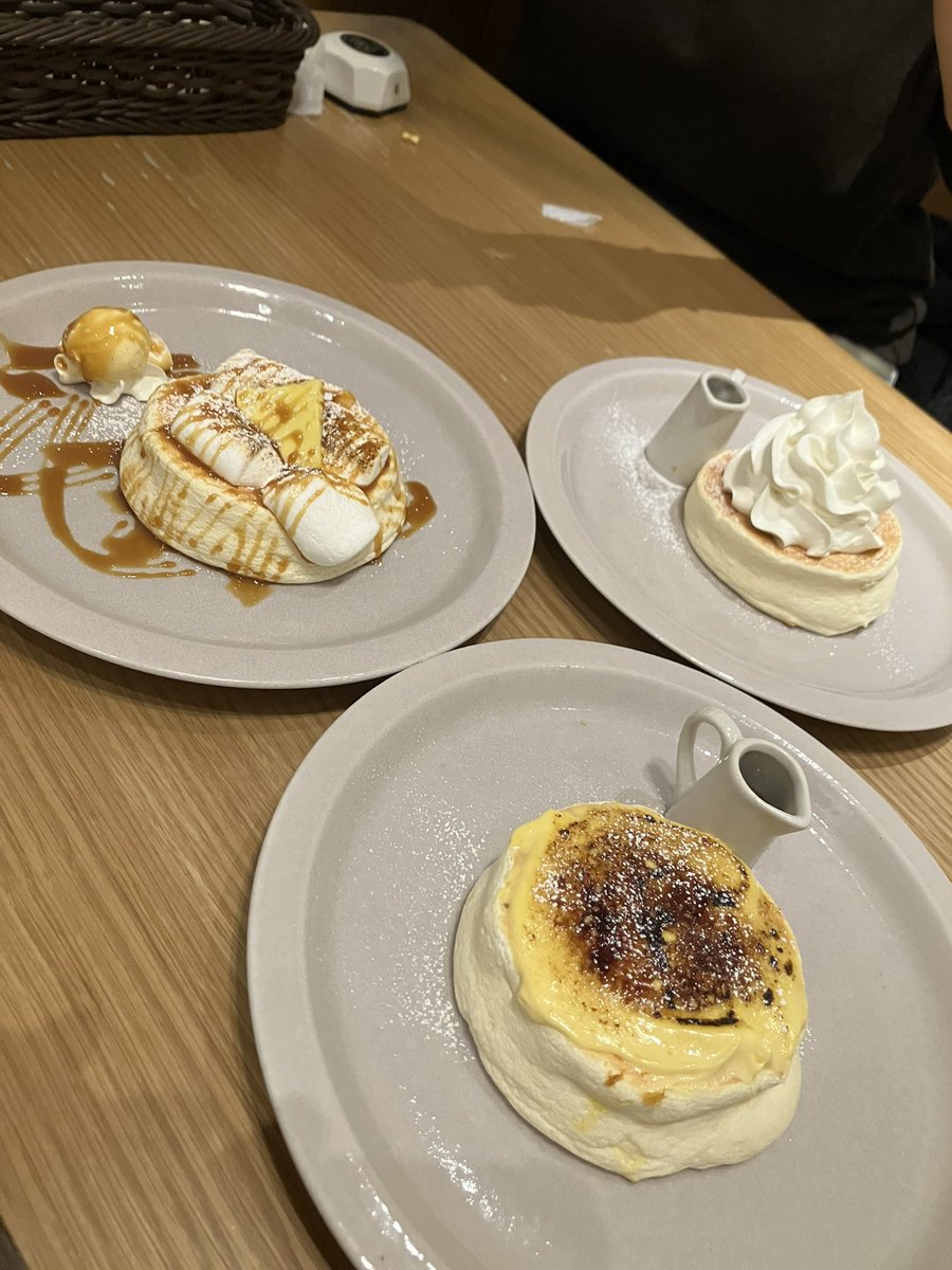 shinjutei_MTG's tweet photo. クリスマスイブに家族で外食。
JR国分寺駅から徒歩3分の #eggg Cafe国分寺店でオムパンケーキセットを頂いてきました。
今日はハンバーグオムライスとブリュレにしましたが半熟卵と肉厚ハンバーグに、口の中で解けるようなふわっふわのパンケーキいいですね!
席も半個室なのでデートにもいいかもー https://t.co/B6O2vs7a1b