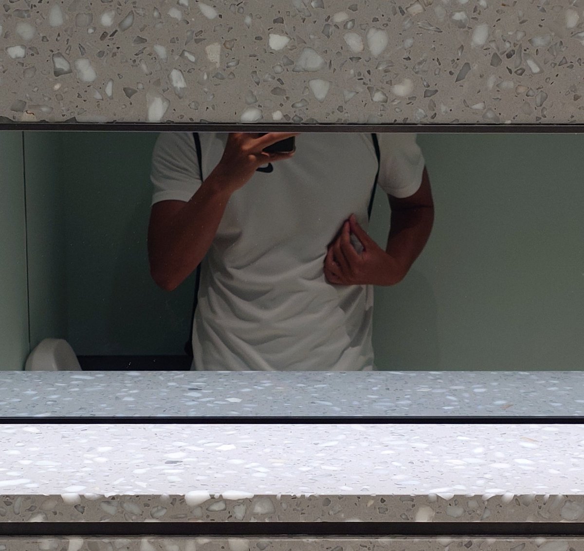 趁新商場冇咩人，自摸下先