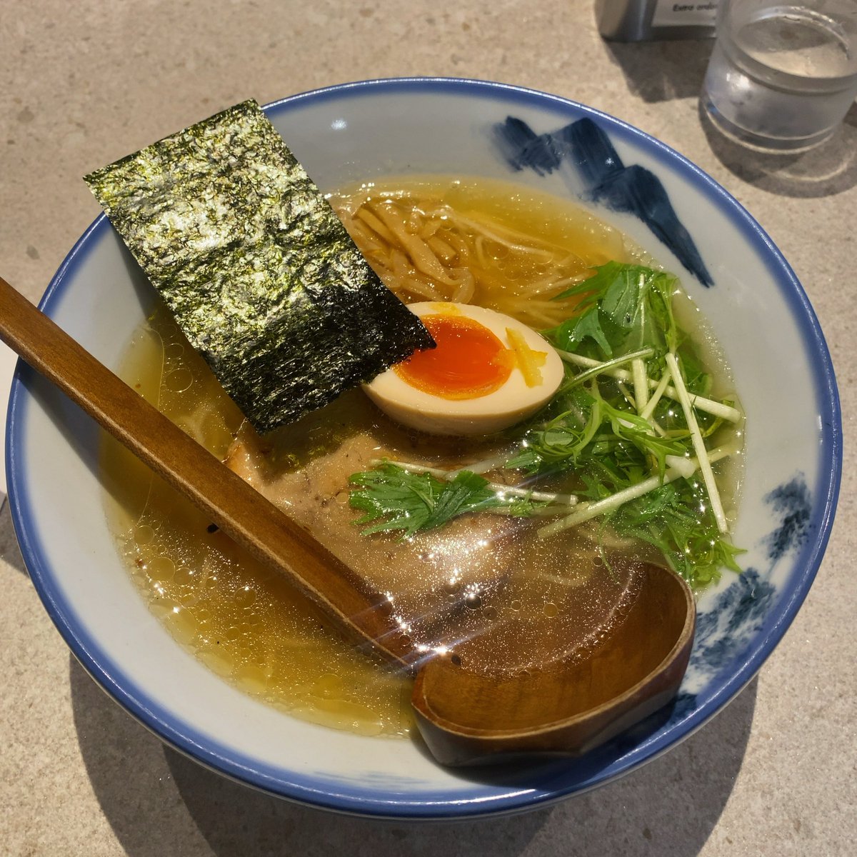 ReikoKudooooooo's tweet photo. 細麺で上品なとこに、
チャーシューだけガッツリのギャップ

ごちそうさまでした😋

#AFURI有楽町
TODAY!! https://t.co/cZWlIOKXEN