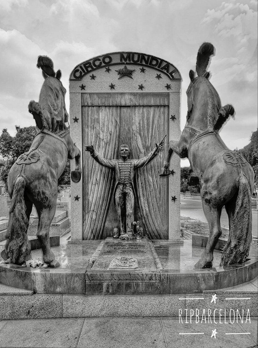 La tumba del domador de caballos en el Cementerio de la Almudena, con iluminación solar. Para saber a quién pertenece este monumento, aquí; instagram.com/p/DSnT79xDLtK/…