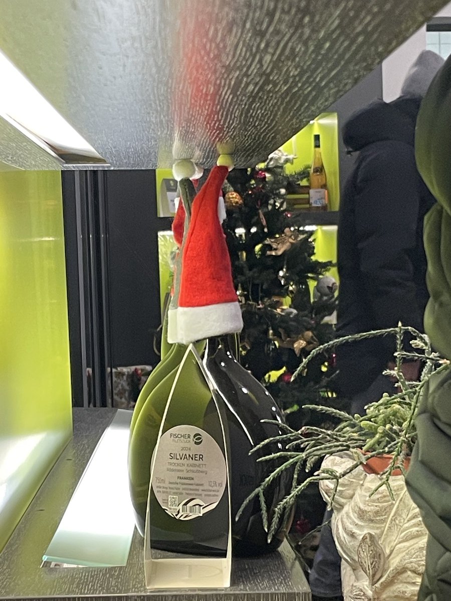 SteinyFranken's tweet photo. 皆さま、Frohe Weihnachten 🌲
昨晩は小雨の中、フィシャー家のクリスマスパーティーに行ってきました。
グリューワインならぬグリュージンをいただきました💖
ワインショップの中も外もケラーも人でいっぱい！
来年も美味しいワインが飲めますように♪

#フランケンワイン https://t.co/7NdqSrdnoM