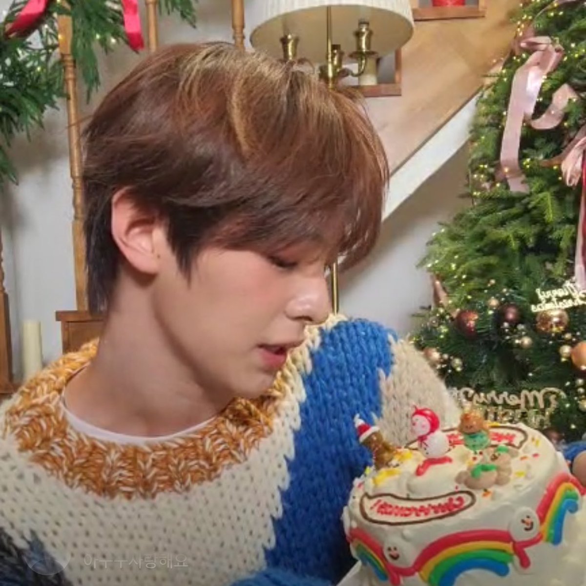 this is woojin, christmas is his favorite holiday and it’s his first time celebrating christmas with fans so he prepared a christmas cake! everyone please be nice to woojin 🤍