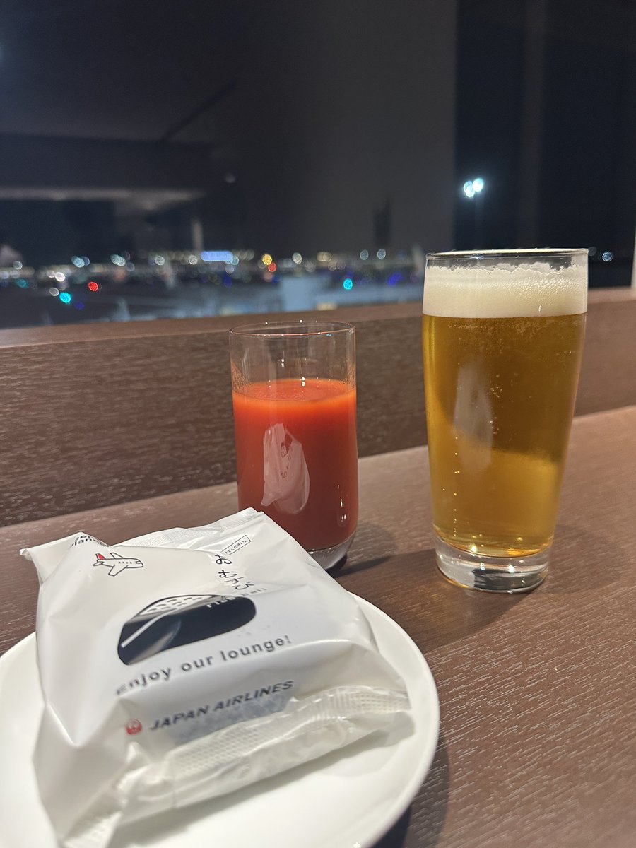 Leaderjp's tweet image. ギリというか遅刻したけど、シャワー浴びて正解。飛行機遅れ自体は致し方無いのでいいけど、到着できるか心配なんだが。 (@ ダイヤモンド・プレミアラウンジ in 大田区, Tōkyō) app.foursquare.com/share/checkin/…