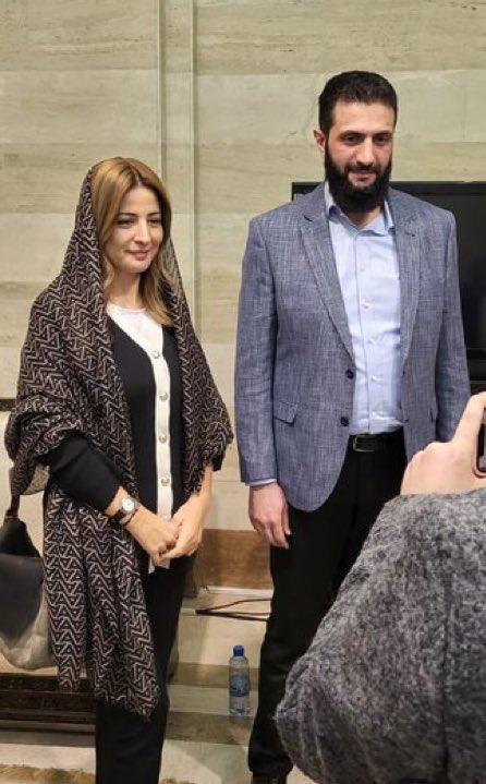 SufianSamarrai's tweet image. ⭕️عندما ظهرات بو قمرة @rimbougamra1  مع الجولاني 

صرخوا وهتفوا تبارك الله مذيعتنا القديرة الجريئة ظهرت مع الفاتح للأبد وأول من زارت الخليفة صلى الله عليه وسلم

الان عندما قامت بطرح كل الأسئلة والاستفسارات التي تدك عروشهم بكل صراحة على الهواء مباشرة مع الاعتراف انها تقاطع كثيرا…