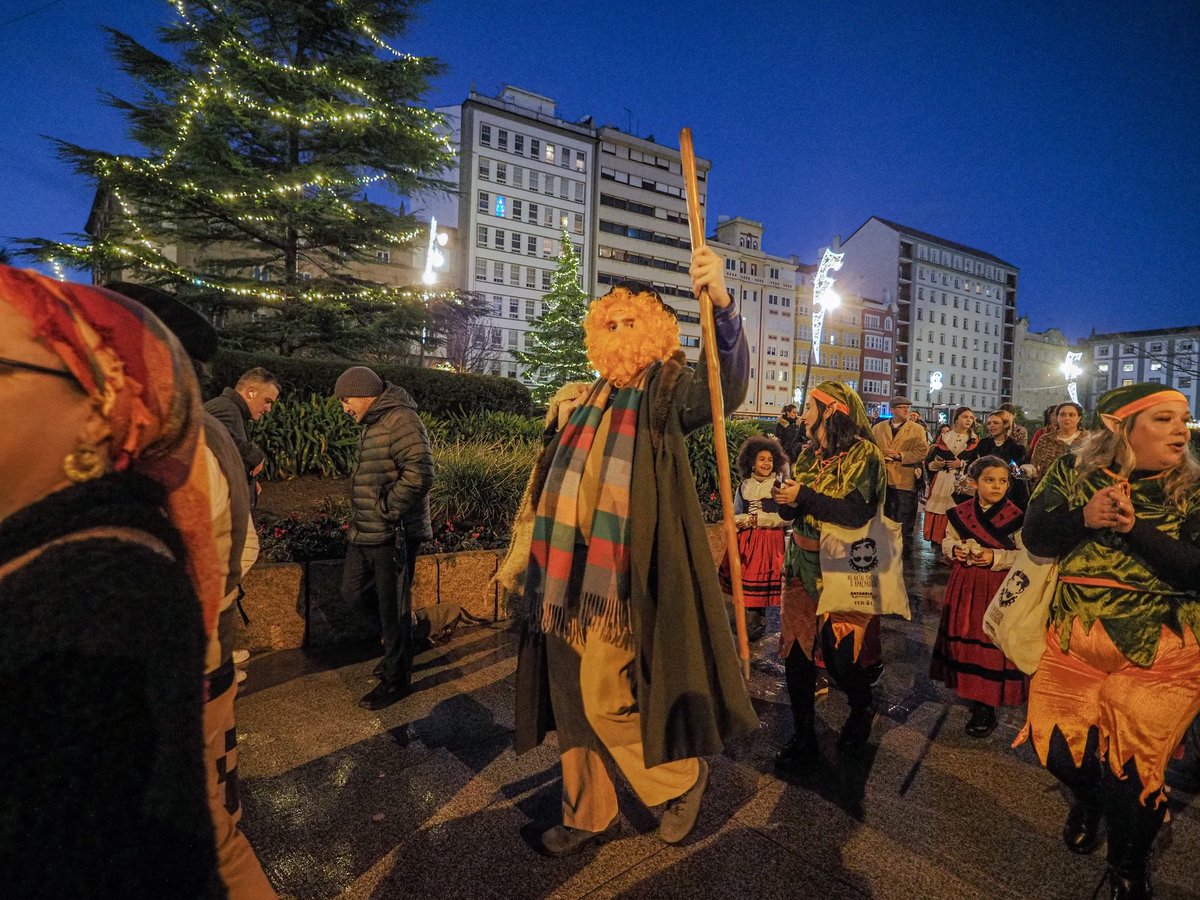 FArtabria's tweet image. 🌰 Ontem o Apalpador voltou visitar as ruas de #Ferrol da mao da @FArtabria. Boas festas!