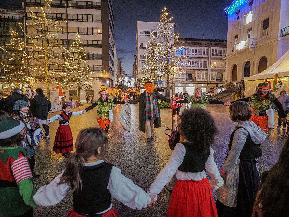🌰 Ontem o Apalpador voltou visitar as ruas de #Ferrol da mao da <a href="/FArtabria/">Associaçom Cultural Artábria</a>. Boas festas!