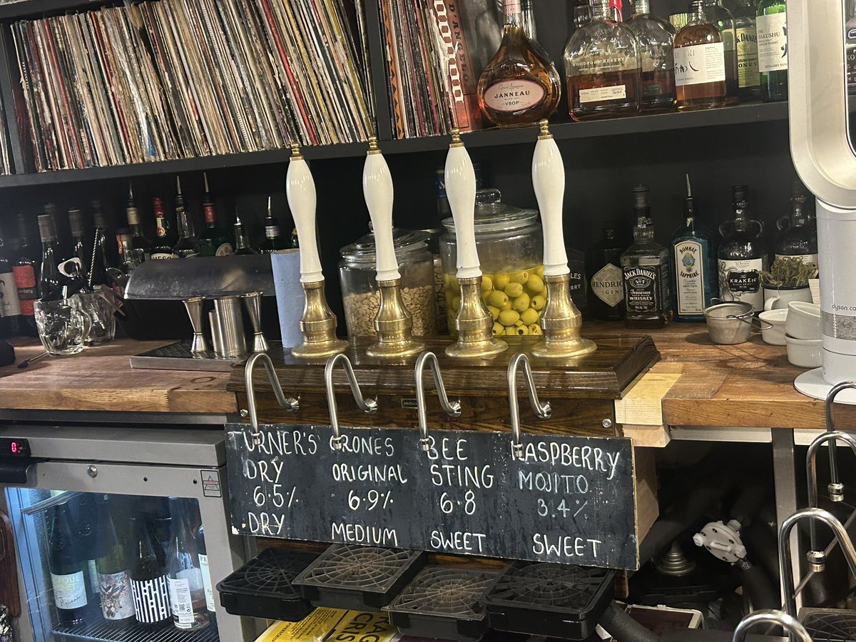 PubsSaving's tweet photo. Christmas cask ales and real ciders at The Robin, Crouch Hill. 🎄 New Bristol Brewery/Thornbridge Millionaire Shortbread Stout was lovely, with chocolate and caramel notes. ❤️#christmas #pubs #londonpubs #crouchhill #stroudgreen #favouritepubs #caskale #realcider https://t.co/Ig0qd8W0ar