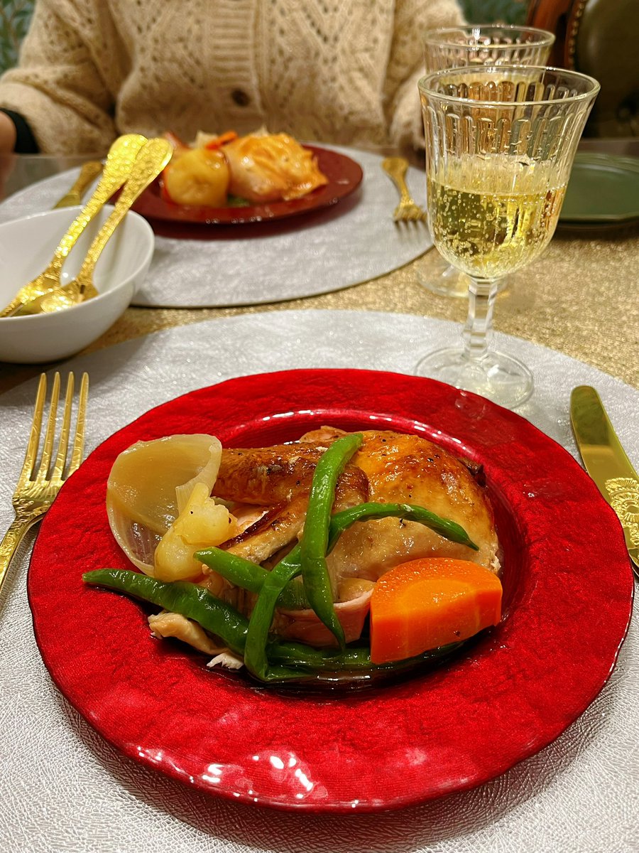 チキンの焼け具合が気になって一日中ソワソワしてた。私はクリスマスに全力なので、これからパジャマに着替えて、バニラをのせたアップルクランブルを食べながらドクターフーのクリスマス・スペシャル見るんだ！