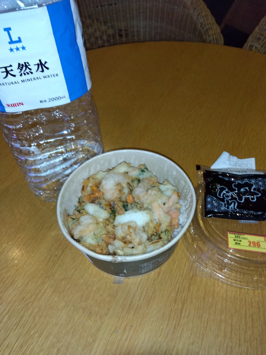mitsuko_akai's tweet photo. みつこん家、去年はXmasケーキ無くて代わりにコロッケでちょっと残念Xmasだったの。
でね、今年もねケーキ無くって代わりにローソンのかき揚げ丼なんだよ。でもさ、エビとかイカ、人参、緑のも入ってるしXmasカラーっぽいじゃんね。かき揚げ丼はXmasケーキの上位互換なんだもんね。えへへっ、メリクリ https://t.co/3eQUxHSeyK