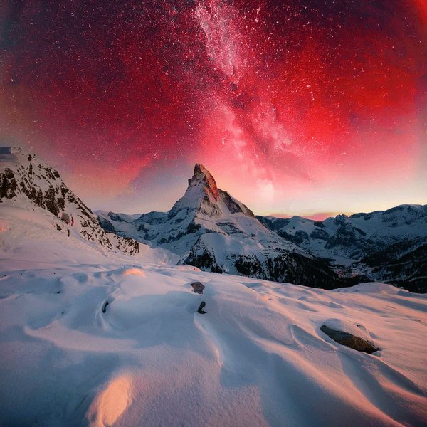 Earthwisedoc's tweet photo. Aurora colors depend on altitude! RED (above 240km): oxygen at high altitudes. GREEN (100-240km): oxygen at mid-altitudes—the most common. BLUE &amp; PURPLE (below 100km): nitrogen at low altitudes. During solar storms, yellow and pink can appear too! 🎨4/4 https://t.co/b16ePZ65Zm
