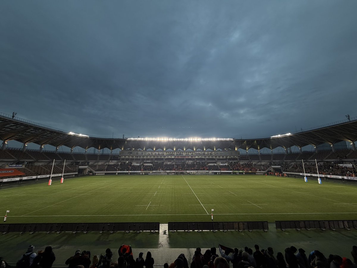 momen's tweet image. 12月14日、リーグワン第2節、リコーブラックラムズvsクボタスピアーズ戦。ビジターで熱い応援してきました。クボタ強かった！
フクアリもオレンジアーミーのみなさんの雰囲気もとてもよくて楽しかったです。バックスタンド全席自由席すごい。