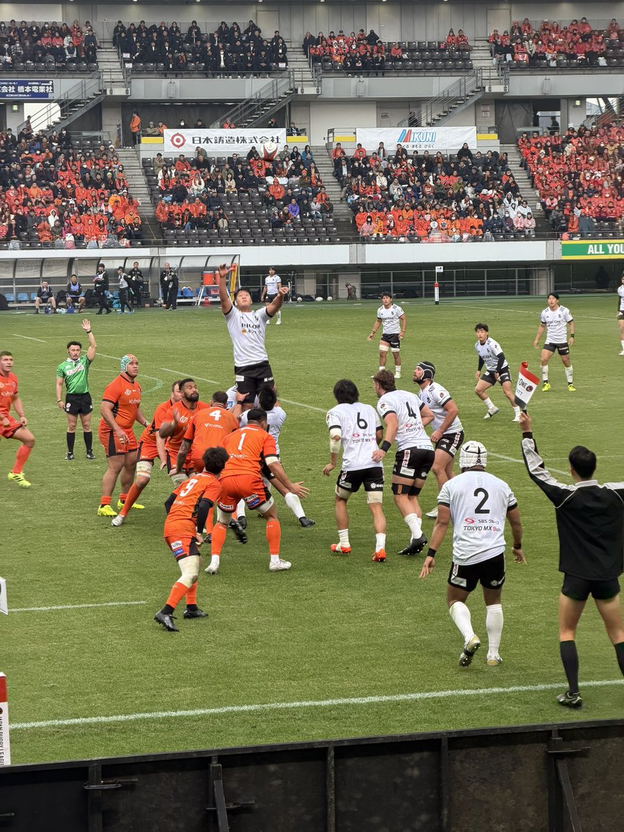 momen's tweet image. 12月14日、リーグワン第2節、リコーブラックラムズvsクボタスピアーズ戦。ビジターで熱い応援してきました。クボタ強かった！
フクアリもオレンジアーミーのみなさんの雰囲気もとてもよくて楽しかったです。バックスタンド全席自由席すごい。