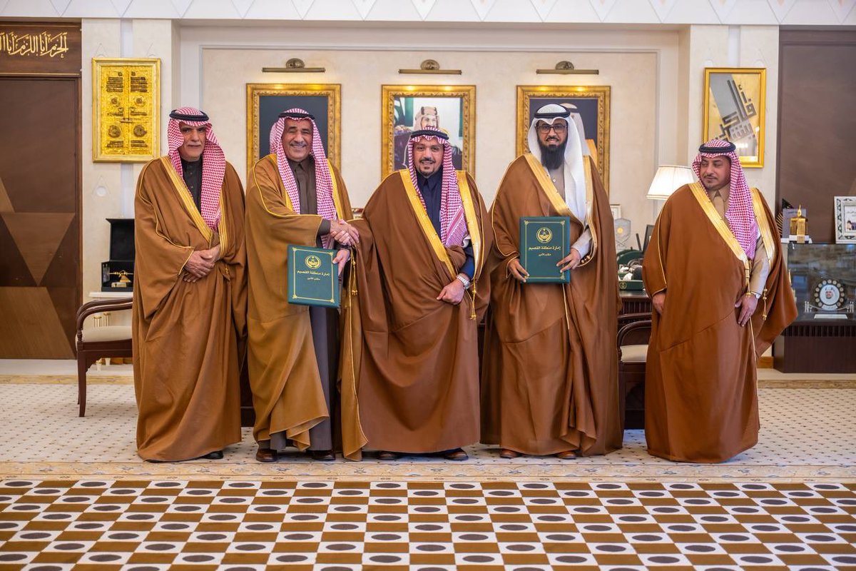 بارك سموه توقيع المذكرة، منوهاً بالدور الذي تضطلع به مؤسسة مجتمعي، من خلال مبادراتها النوعية، مثمنًا الجهود التي يقوم به الأستاذ طارق التميمي في دعم البرامج التنموية والإنسانية..

سمو #أمير_منطقة_القصيم يبارك توقيع مذكرة تفاهم بين مؤسسة مجتمعي ومجموعة التميمي لتنفيذ عددٍ من