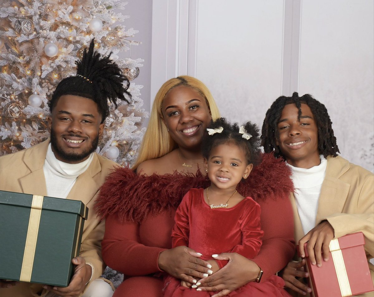 BADDASSBURG's tweet image. Happy holidays from my family to yours 🫶🏾 #2025 #HappyHolidays2025