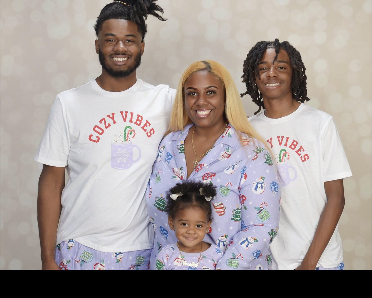 BADDASSBURG's tweet image. Happy holidays from my family to yours 🫶🏾 #2025 #HappyHolidays2025