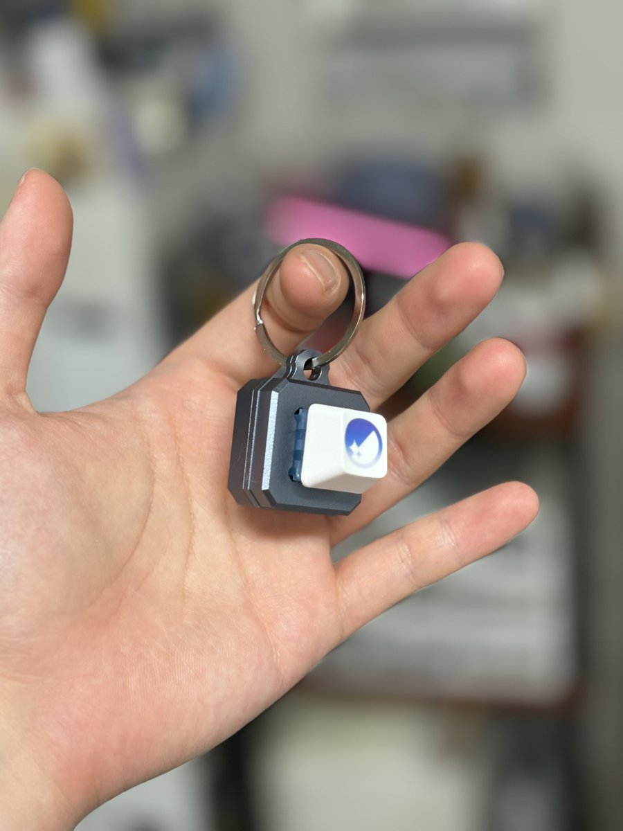 재미로 만든 풀메탈 스위치 키링인데 나눔 하겠슴다 (하우징: 풀메탈 뚜따툴겸 스위치 테스터, 스위치: 북극여우축, 키캡: 염료승화) 알티 랜덤 기릿