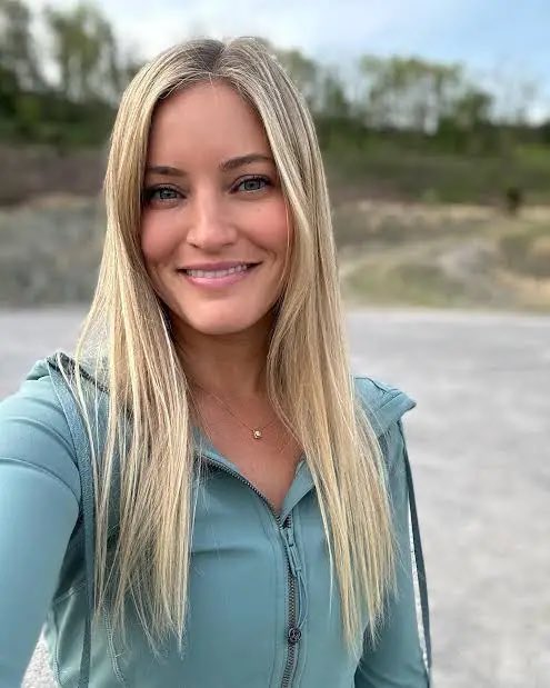 Lawrenc_ok's tweet photo. @asherdipps WTF is this? This is not tech reviewer, she literally have zero knowledge about anything that isn't apple and you think she's a tech reviewer? 😂😂😂😂😂😂😂😂😂😂😂😂😂😂😂😂😂😂😂😂😂😂😂😂 https://t.co/vpgUNiPOg8