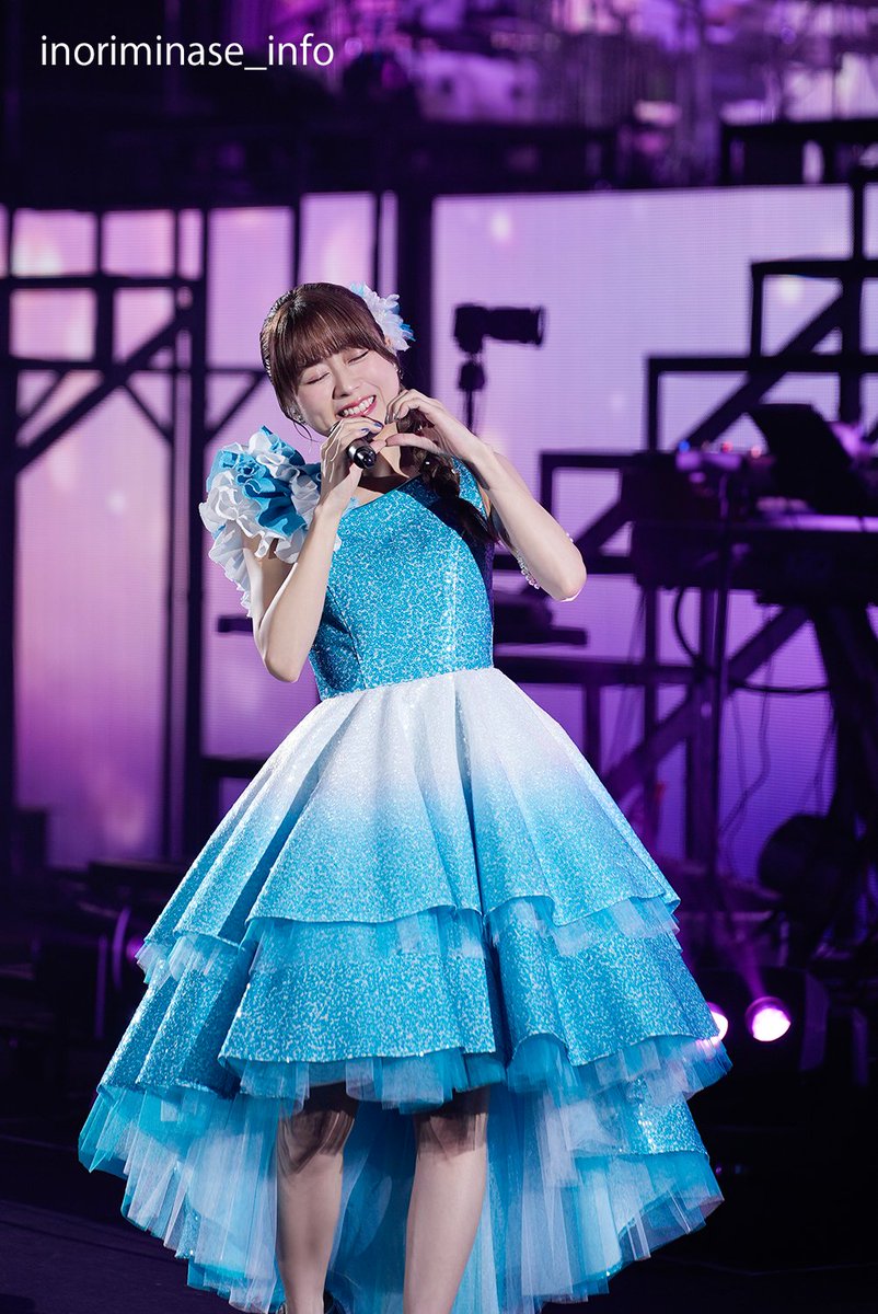 水瀬ページです 青と緑の中間色「ターコイズ」色の衣装が、曖昧で模糊な楽曲にぴったり