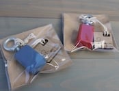 murahiro2010's tweet photo. ★HAKO-BUNE対象商品 紹介
【バードコール、ハコフェスオリジナルタグ】
単品・色選択
https://t.co/SYncOfMaDA
５色セット
https://t.co/sK62h53Kzv

木製タグのデザインが、ハコフェスオリジナルのバージョンになります。
全５色展開です。（写真１枚目）
①赤・②オレンジ・③黄・④緑・⑤青
アンティーク系のつや消しカラーで仕上げてあり��す。

大きさは木の部分が４センチｘ2.7センチ。それにネジと木製のタグが付いています。
手に馴染むサイズで、オシャレかわいくできました！
音色にもこだわってます♪

※商品詳細ページの内容を必ず確認してください。

・HAKO BUNE 2026特設サイト
https://t.co/edgIbtcdgK