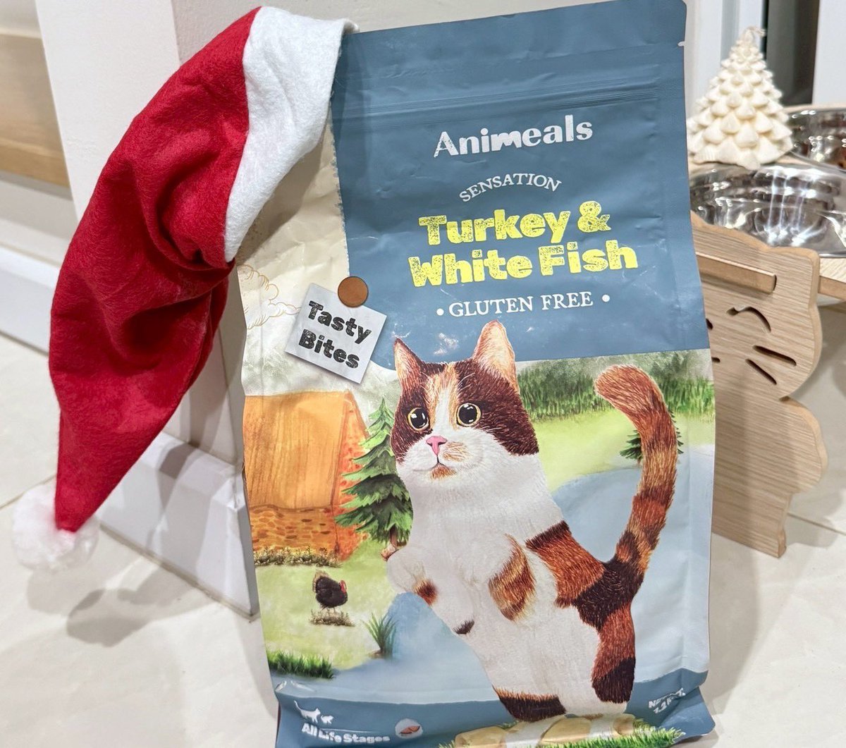 ttarntalzonel's tweet image. 🎄🤶เรามันทาสแมวอยู่แล้วคริสต์มาสก็ต้องมีของขวัญให้สักหน่อย นี่เลือกอาหารแมวรส 🦃Turkey &amp;amp; White Fish ของ Animeals ชอบคอนเซ็ปเค้าอ่ะ FROM FARM TO BOWL จากฟาร์มสู่ชามน้อง เป็นอาหารแมวพรีเมียมที่คัดสรรจากฟาร์มคุณภาพเลย เกรดส่งออกปลอดภัยมากๆ อันนี้เป็นสูตร Sensation…